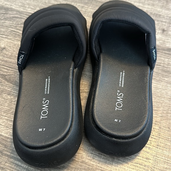tom’s black platform slides with puffer single strap - Picture 3 of 5